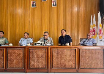 Pengurus KONI Provinsi Jambi bersama perwakilan cabang olahraga mengikuti rapat persiapan menjelang pelaksanaan Rakerprov KONI Jambi 2025 yang akan digelar di Kota Jambi, 15–16 Desember 2025. (Dok. Daus)