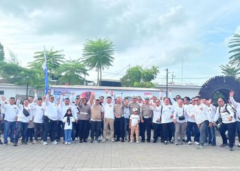 Ditlantas Polda Jambi bersama komunitas Jambi Max Owners (JMO) berfoto bersama pada kegiatan Polantas Menyapa dalam rangka peringatan HUT ke-10 JMO di Komplek JBC, Kota Jambi, Sabtu (13/12/2025). (Dok.Nahar)