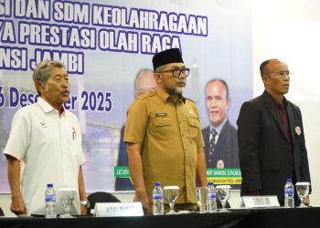 Ketua KONI Provinsi Jambi Mat Sanusi (tengah) bersama Sekda Provinsi Jambi Sudirman (kanan) dan jajaran pengurus KONI menghadiri pembukaan Rapat (Dok. Stepanus)