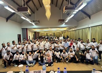 Peserta Rapat Kerja Provinsi (Rakerprov) KONI Provinsi Jambi bersama KONI kabupaten/kota dan pengurus cabang olahraga berfoto bersama usai membahas penundaan pelaksanaan Porprov Jambi 2026 di Rumah Kito Resort Hotel, Jambi, Senin (16/12/2025). (Dok.Daus)