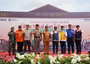 Jajaran manajemen PT Hutama Karya bersama unsur pemerintah daerah dan aparat TNI-Polri berfoto usai Apel Siaga Natal 2025 dan Tahun Baru 2026 di Rest Area KM 397 Jalur A Tol Palembang–Betung, Sumatra Selatan, Selasa (16/12/2025). (Dok. Humas HK)
