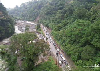 Kondisi jalan akses Padang–Bukittinggi via Lembah Anai, Sumatra Barat, saat uji coba pembukaan lalu lintas kendaraan roda empat, Selasa (16/12/2025), (Dok. Humas HK)