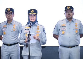 Plt. Direktur Utama Jasa Raharja Dewi Aryani Suzana memberikan arahan saat Apel Pengamanan Natal 2025 dan Tahun Baru 2026 di Kantor Pusat Jasa Raharja, Jakarta, Selasa (16/12/2025).(Dok. Humas)