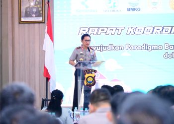 Kapolda Jambi Irjen Pol. Krisno H. Siregar memberikan sambutan saat membuka Rapat Koordinasi Lintas Sektoral Pengamanan Natal 2025 dan Tahun Baru 2026 di Aula Gedung Siginjai Polda Jambi, Rabu (17/12/2025). (Dok. Nahar)