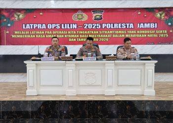 Kapolresta Jambi Kombes Pol Boy Sutan Binanga Siregar, S.I.K., M.H., memimpin pembukaan Latihan Pra Operasi (Latpraops) Lilin 2025 di Aula Lokamanginti Polresta Jambi, Kamis (18/12/2025), (Dok. Humas)
