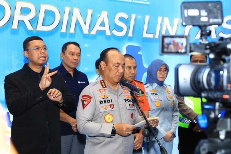 Wakapolri Komjen Pol. Dedy Prasetyo menyampaikan  Kesiapan Natal 2025 dan Tahun Baru 2026 di Gedung STIK-PTIK Polri, Jakarta, Senin (15/12/2025),(Dok. Humas JR)