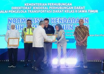 Plt. Direktur Utama Jasa Raharja, Dewi Aryani Suzana (kedua dari kanan), menerima penghargaan dari Menteri Perhubungan pada kegiatan Sosialisasi dan Normalisasi Kendaraan ODOL 2025 di Gedung Tani Puspo Agro, Sidoarjo, Selasa (16/12/2025). (Dok. Humas)