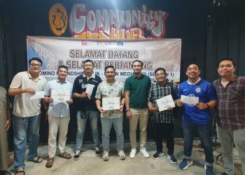 Insan pers dan anggota FK-IJK Provinsi Jambi berfoto bersama usai pelaksanaan lomba domino yang digelar di pusat Kota Jambi, Jumat–Sabtu (18–19/12/2025) (Dok. Rolan)