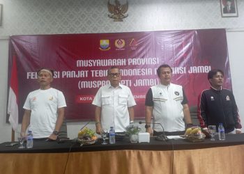 Pengurus FPTI Provinsi Jambi, perwakilan KONI, PB FPTI, dan Dispora Provinsi Jambi saat pembukaan Musyawarah Provinsi FPTI Jambi di Shang Ratu Hotel, Kota Jambi, Sabtu (20/12/2025). (Dok. Daus)