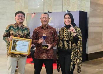 Direktur Human Capital dan Legal PT Hutama Karya (Persero) Muhammad Fauzan (tengah) menerima penghargaan predikat Informatif pada Anugerah Keterbukaan Informasi Publik (KIP) 2025 yang digelar Komisi Informasi Pusat di Jakarta, pertengahan Desember 2025. (Dok. Humas HK)