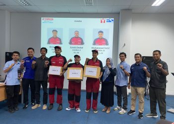 Chief Yamaha DDS Jambi Norman (keempat dari kiri) bersama para instruktur dan peserta terbaik Yamaha Engineering School (YES) Jambi Angkatan 9. Bima Segara terpilih sebagai juara pertama, disusul Areski Deskal dan Muhammad Farid. (Dok. Daus)