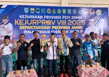 Poto bersama atlet usai pembukaan Kejurprov VIII Sepak Takraw Provinsi Jambi Tahun 2025 di Lapangan Tenis BPSDM Provinsi Jambi, Senin (22/12/2025) (Dok. Daus)