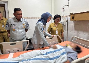 Plt Direktur Utama Jasa Raharja, Dewi Aryani Suzana menjenguk korban kecelakaan bus di salah satu rumah sakit di Kota Semarang, Jawa Tengah, Senin (22/12/2025) (Dok. Humas JR)