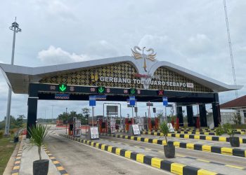 Gerbang Tol Muaro Sebapo, Jambi, salah satu akses Jalan Tol Trans Sumatera, terpantau melayani peningkatan volume kendaraan selama periode libur Natal 2025 dan Tahun Baru 2026. (Dok. HK)