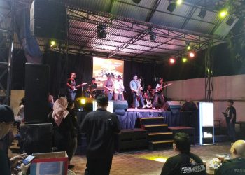 Sejumlah musisi tampil di atas panggung saat perayaan Anniversary ke-15 Forum Musisi Jambi (FMJ) bertajuk Always Moving dengan tema Suara Solidaritas Sumatera di Paviliun JBC, Kota Jambi, Senin (22/12/2025) malam. (Dok. Daus)