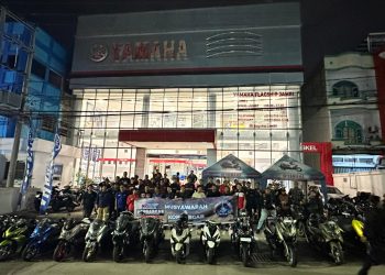 Puluhan anggota komunitas motor Yamaha yang tergabung dalam Yamaha Riders Federation Indonesia (YRFI) Chapter Jambi berfoto bersama saat kopdar gabungan di Yamaha Flagship Shop Jambi, Sabtu (21/12/2025). (Dok. Daus)