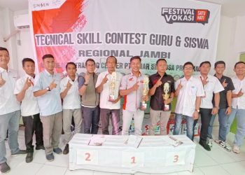 Peserta dan pemenang Festival Vocational Technical Skill Contest Guru dan Siswa SMK Binaan Honda Regional Jambi berfoto bersama usai pengumuman juara, sebagai bagian dari seleksi menuju kompetisi tingkat nasional yang diselenggarakan PT Astra Honda Motor. (Dok. Daus)