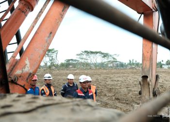 Tim Hutama Karya meninjau lokasi terdampak bencana di Aceh Tamiang sebelum pengerahan alat berat untuk pembersihan material dan pemulihan akses, sebagai bagian dari program BUMN Peduli pascabencana hidrometeorologi. (Dok. Humas HK)