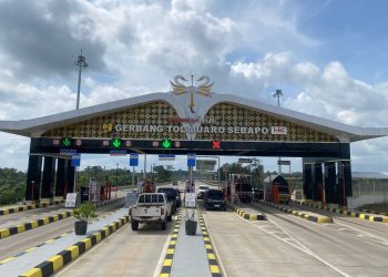 Kendaraan melintas di Gerbang Tol Muaro Sebapo, Jambi, Rabu (24/12/2025). (Dok. Humas HK)