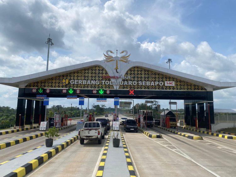 Kendaraan melintas di Gerbang Tol Muaro Sebapo, Jambi, Rabu (24/12/2025). (Dok. Humas HK)