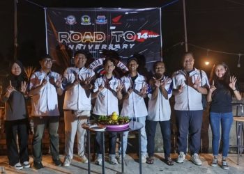 Pengurus dan anggota Honda Vario Club (HVC) Jambi bersama perwakilan komunitas motor Honda berfoto bersama saat perayaan Anniversary ke-14 HVC Jambi di Samjoy Cafe, Kota Jambi (Dok. Strepanus)