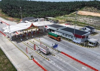 Gerbang Tol di Jalan Tol Trans Sumatera terpantau dilintasi kendaraan pada periode arus balik Libur Natal 2025 dan Tahun Baru 2026. (Dok. Humas HK)