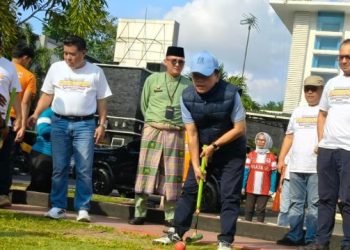 Al Haris saat membuka Turnamen Gateball Gubernur Cup 2026 di Lapangan Kantor Dinas PUPR Provinsi Jambi, Rabu (7/1/2026). (Dok. Stepanus)