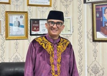 Kepala Dinas Komunikasi dan Informatika Provinsi Jambi Ariansyah memberikan penjelasan terkait polemik pengusulan anggaran kerja sama media tahun 2026 dalam forum resmi di Jambi, Minggu (11/1/2026). (Dok, Stepanus)