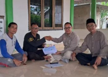 Penyerahan bantuan dana dari PetroChina Jabung Ltd kepada pengurus pembangunan Musholla Al Ijtihad di RT 15 RW 01, Kelurahan Talang Babat, Kecamatan Muara Sabak Barat, Kabupaten Tanjung Jabung Timur (Dok. Daus)