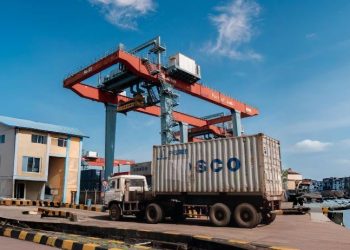 Aktivitas bongkar muat dan arus kendaraan truk di Terminal Petikemas Pelabuhan Talang Duku, Muaro Jambi, yang kini telah menerapkan sistem Single Truck Identification Data (STID) terintegrasi dengan Inaportnet. (Dok. Humas)