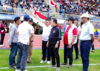 Pejabat Pemerintah Provinsi Jambi bersama perwakilan PSSI meninjau Stadion Swarna Bhumi, Kota Jambi, usai laga Gubernur Cup Jambi 2026, Minggu (25/1/2026). (Dok. Stepnanus)
