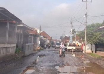Kondisi ruas jalan di Kecamatan Pelayangan, Seberang Kota Jambi, yang sebelumnya mengalami kerusakan dan genangan air sebelum dilakukan perbaikan oleh Pemerintah Kota Jambi bersama pihak kontraktor RS Adhyaksa. (Dok. Daus)