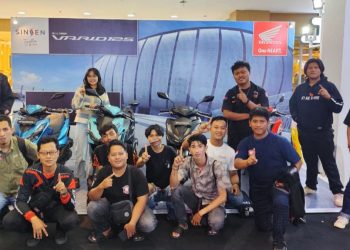Komunitas Honda Vario Club (HVC) Jambi dan Paguyuban Ikatan Motor Honda Jambi berfoto bersama saat Grand Launching New Honda Vario 125 di Mall WTC Batanghari, Kota Jambi, Selasa (30/12/2025). (Dok. Stepanus)