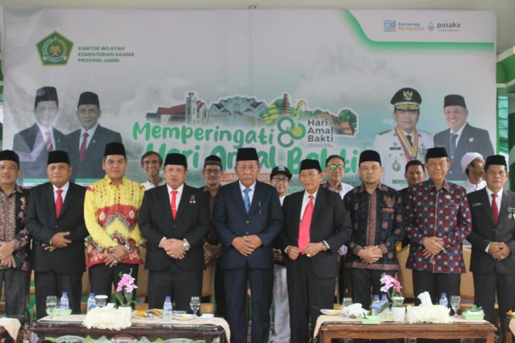 Wakil Gubernur Jambi Abdullah Sani (tengah) berfoto bersama jajaran Kementerian Agama dan tamu undangan usai memimpin upacara peringatan Hari Amal Bakti ke-80 Kementerian Agama di Kantor Wilayah Kemenag Provinsi Jambi, Sabtu (3/1/2026). (Dok, Dedi - Kominfo)