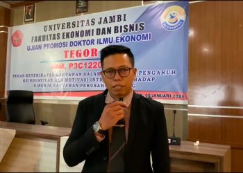 Dr. Tegor, S.E., M.M., saat menyampaikan pemaparan disertasi dalam Ujian Promosi Doktor Program Studi Doktor Ilmu Ekonomi, Fakultas Ekonomi dan Bisnis Universitas Jambi (UNJA), Senin (5/1/2026) (Dok JMSI)