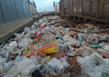Tumpukan sampah terlihat di kawasan permukiman pesisir Kabupaten Tanjung Jabung Timur, (Dok. Daus)