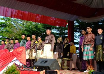 Wakil Gubernur Jambi Abdullah Sani bertindak sebagai pembina upacara pada peringatan Hari Ulang Tahun ke-69 Provinsi Jambi di Lapangan Garuda, Kantor Gubernur Jambi, Selasa (6/1/2026). (Dok. Erit - Kominfo)