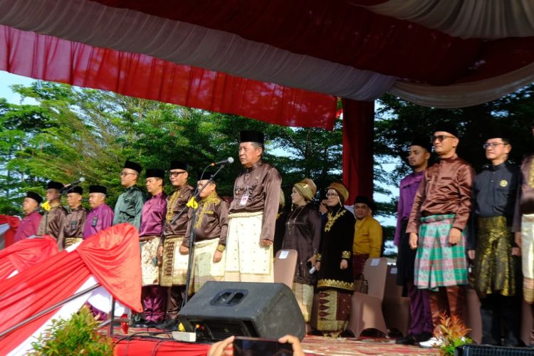 Wakil Gubernur Jambi Abdullah Sani bertindak sebagai pembina upacara pada peringatan Hari Ulang Tahun ke-69 Provinsi Jambi di Lapangan Garuda, Kantor Gubernur Jambi, Selasa (6/1/2026). (Dok. Erit - Kominfo)