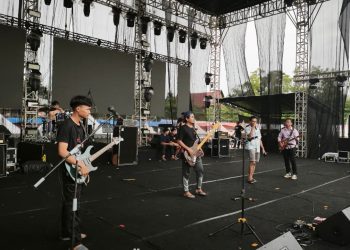 Personel ENJOY BAND melakukan cek sound di panggung utama Lapangan Eks MTQ Provinsi Jambi, Kamis (8/1/2026) (Dok. Daus)