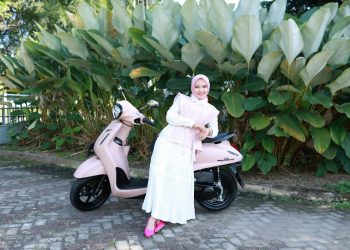 Seorang pengguna berpose bersama Yamaha Grand Filano di Kota Jambi, menampilkan desain bergaya klasik modern yang banyak diminati kalangan anak muda untuk mobilitas harian. (Dok. Yamaha)
