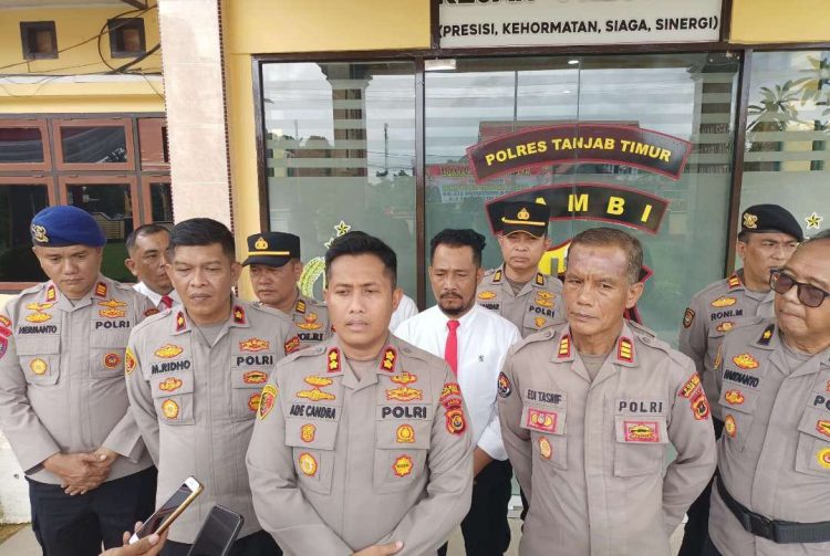 AKBP Ade Candra didampingi Wakapolres dan pejabat utama Polres Tanjung Jabung Timur memberikan keterangan pers usai resmi menjabat sebagai Kapolres Tanjab Timur, Sabtu (10/1/2026). (Dok. Daus)