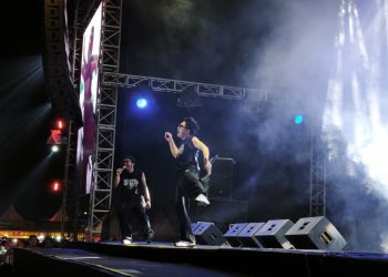Penampilan Jono & Joni saat menghibur ribuan penonton pada acara penutupan HUT ke-69 Provinsi Jambi di Lapangan Eks MTQ, Kota Jambi, Minggu malam (11/1/2026). (Dok, Stepanus)