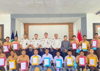 Jajaran LPKA Kelas II Muara Bulian bersama anak binaan usai pembagian rapor pendidikan kesetaraan Paket A, B, dan C di Muara Bulian, Selasa (13/1/2026). (Dok Nahar)