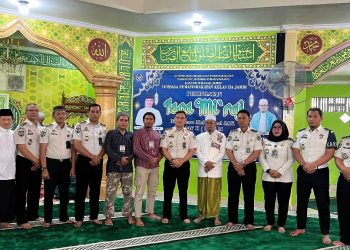 Kalapas Kelas IIA Jambi, Syahroni Ali, bersama jajaran pegawai dan penceramah Ustadz Dr. Lahmuddin, M.Ag., berfoto bersama seusai peringatan Isra Mi’raj Nabi Muhammad SAW di Masjid At-Taubah, Lapas Kelas IIA Jambi, Selasa (13/1/2026). (Dok. Humas)