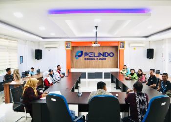 Manajemen PT Pelabuhan Indonesia (Persero) Regional 2 Jambi saat menyerahkan Beasiswa Pelindo Juara kepada siswa penerima manfaat di Kantor Pelindo Talang Duku, Muaro Jambi, Kamis (9/1/2026). (dok. Humas)