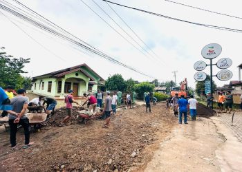 Warga Lorong Teratai, Kelurahan Bakung Jaya, Kota Jambi, bergotong royong memperbaiki jalan utama yang rusak dan berlubang secara swadaya, Jumat (16/1/2026) (Dok. Daus)
