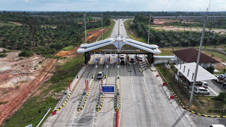 Suasana Gerbang Tol di Jalan Tol Trans Sumatera yang mencatat peningkatan volume kendaraan selama periode long weekend peringatan Isra Mi’raj, Kamis (15/1/2026). (Dok. Humas HK)
