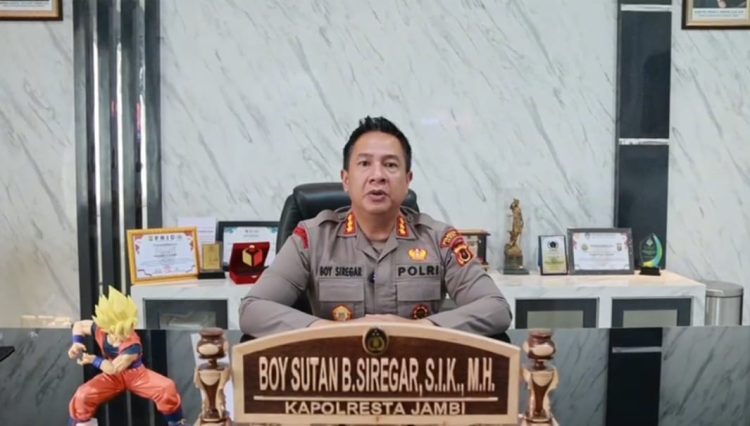Kapolresta Jambi Kombes Pol Boy Sutan Binanga Siregar menyampaikan pernyataan terkait insiden pertikaian guru dan murid beberapa waktu lalu (Dok. Humas)