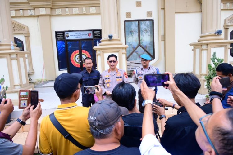 Kabid Humas Polda Jambi Kombes Pol. Erlan Munaji memberikan keterangan pers terkait kasus mobil Pajero Sport yang menerobos pagar Mapolda Jambi, Minggu (18/1/2026).  (Nahar)