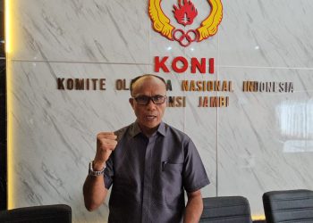Ketua Umum KONI Provinsi Jambi, Mat Sanusi, saat menyampaikan kesiapan Jambi menghadapi PON Bela Diri 2026 di Sulawesi Utara, Senin (19/1/2026). (Dok. Humas)